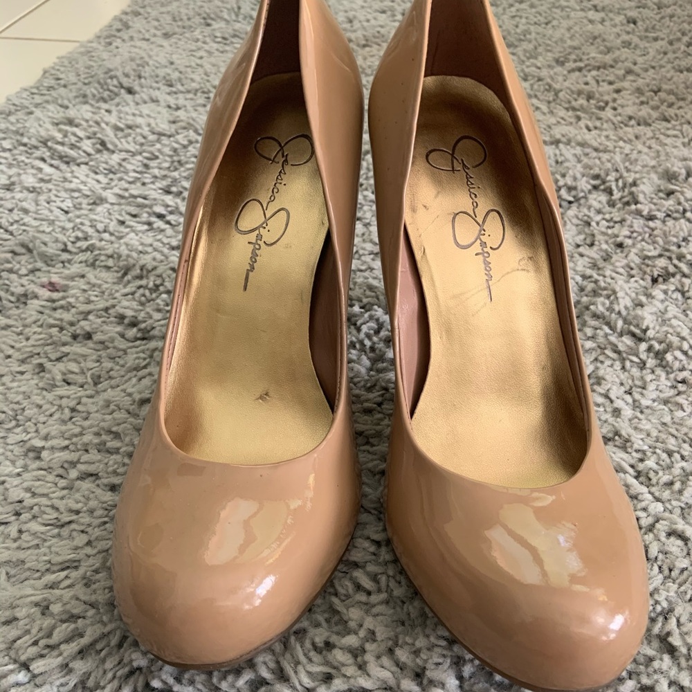 Jessica Simpson Calie pumps in nude patent